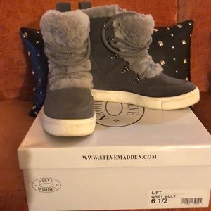 STEVE MADDEN Wedge bootie/sneaker (size 6.5)